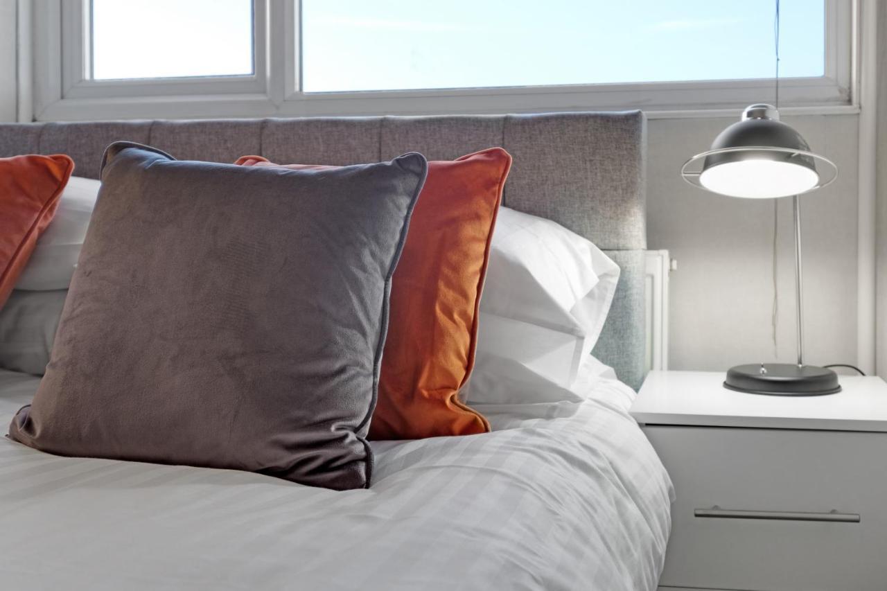Staiforce 2 Bedroom House With Parking Maidenhead Luaran gambar