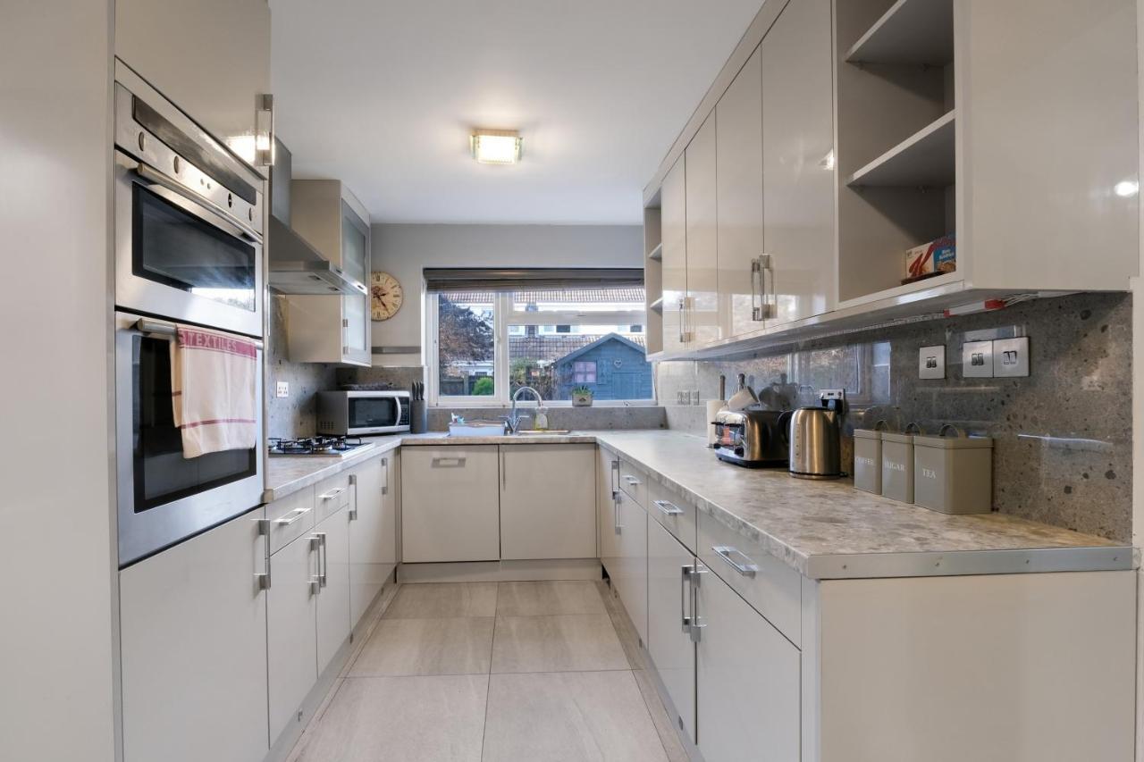Staiforce 2 Bedroom House With Parking Maidenhead Luaran gambar